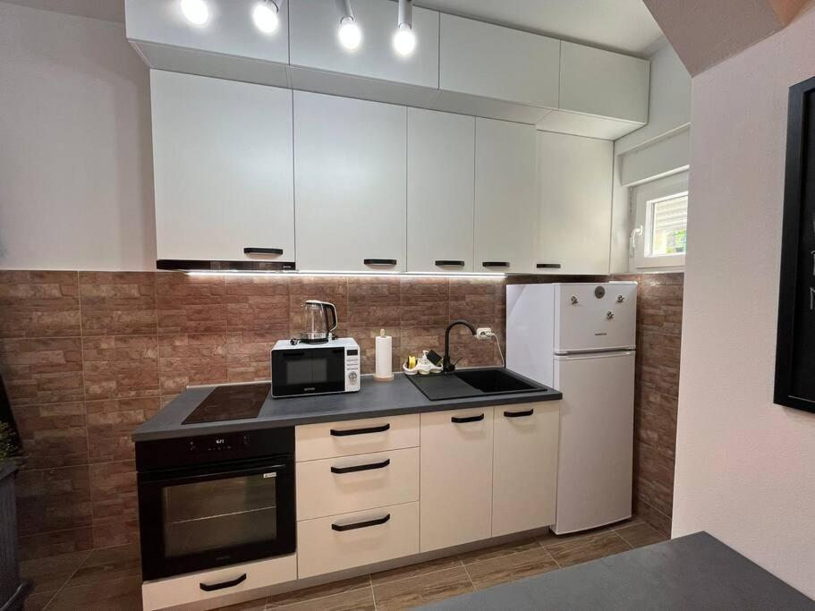 Lijepo Ureden Stan U Centru Grada Apartment Knin Exterior photo